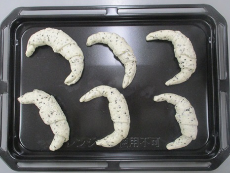 黒ごま香る米粉入り塩バターパン_工程3