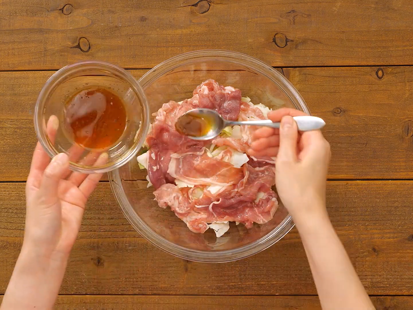 キャベツと豚肉のガリバタ（工程①）