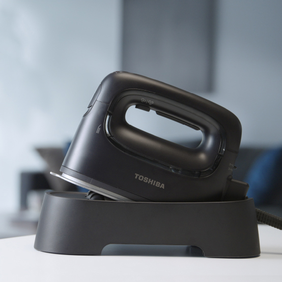 東芝衣類スチーマー　シワのばし　コードレス　４way　パワフル連続スチーム