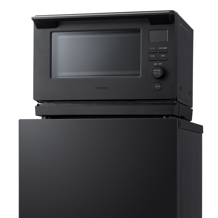 冷蔵庫の上にレンジがのっている