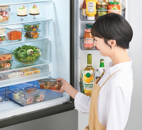 チルドに食材をいれている