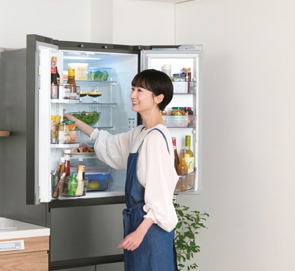 冷蔵庫にものをいれている