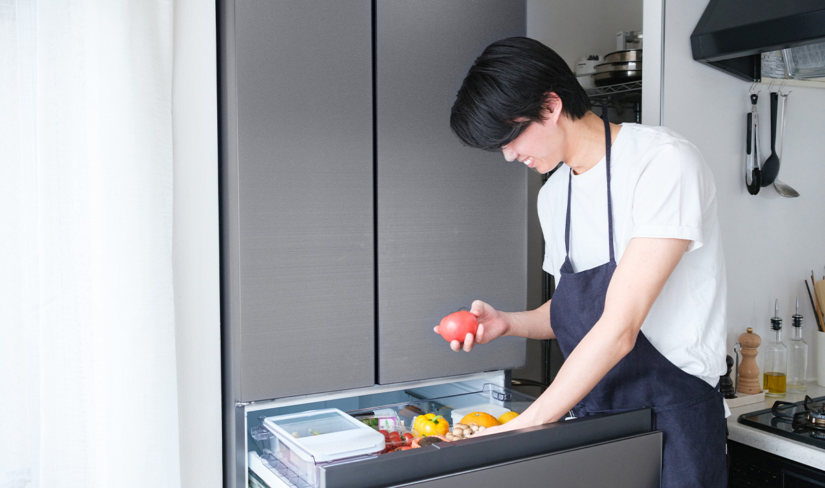 野菜室からトマトを取り出す様子