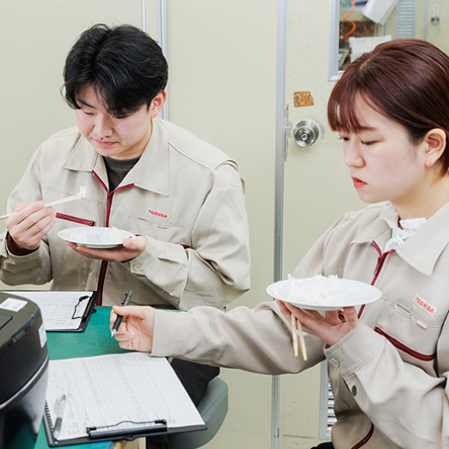 私たちが常に追求するのは、おいしさ。炊き上がったごはんを試食し評価する東芝の開発者。