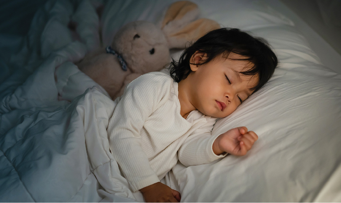 標準コースでも低騒音で運転できることを、ベッドで眠る子どもの様子で表現したイメージ